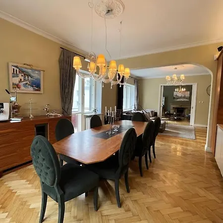 Spacious In Center Apartment