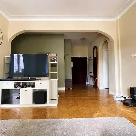 Spacious In Center